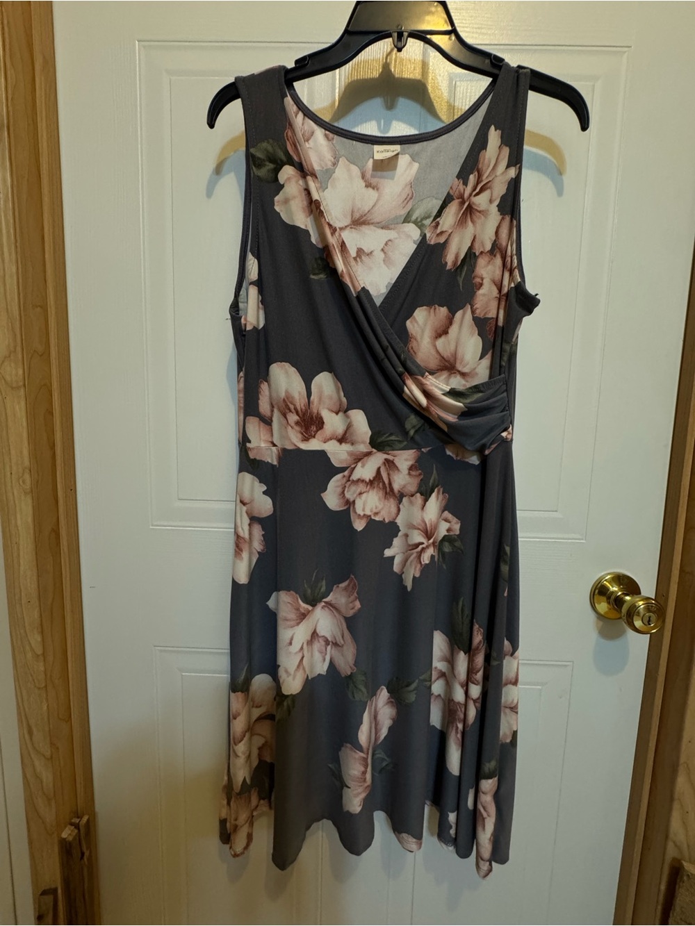 Kaileigh Sz XL  Gray Floral Sleeveless Faux  Wrap Dress VGUC 😊😊